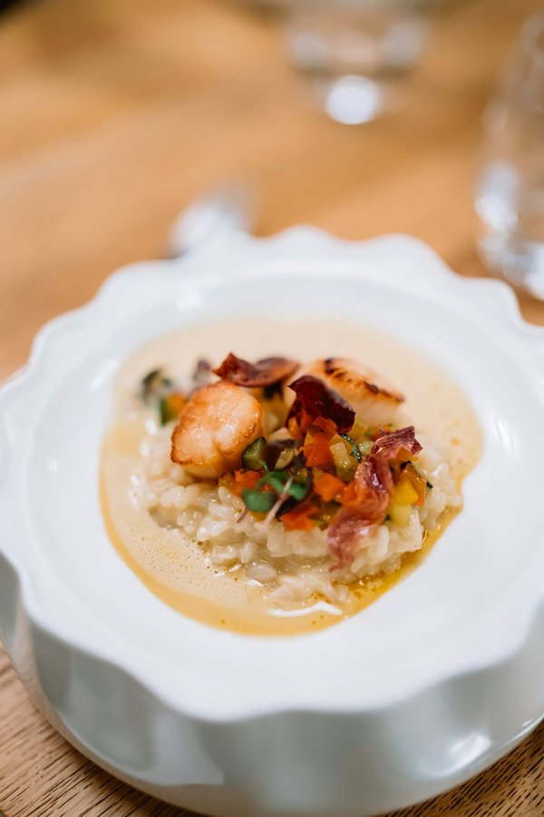 ¿Cuáles son los ingredientes para un risotto de espinacas y gorgonzola?